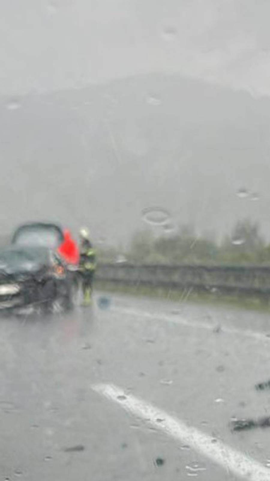 Kaos na autocesti A6: Sudar kod Ravne Gore, tuča kod Delnica, bujica zatvorila tunel Čardak