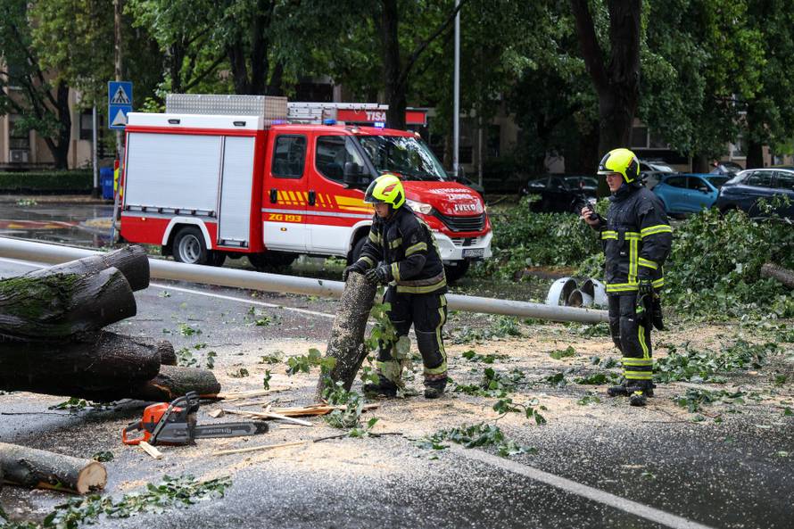 Zagreb: Vatrogasci uklanjaju stablo koje je palo u Ulici Svetog Mateja