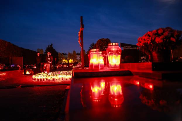 Zagreb: Trepet svijeća u sumrak na groblju Stenjevec na blagdan Svih svetih