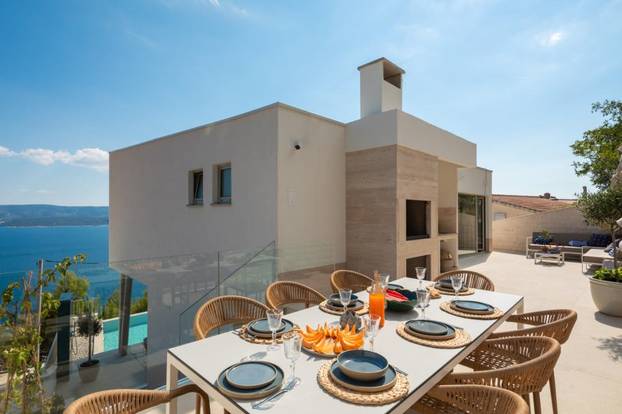 Bazen, sauna, teretana i dvije plaže na 'par koraka' - evo što sve nudi raskošna vila u Omišu