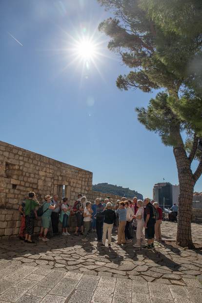 FOTO U Dubrovniku je i dalje ljeto: Turisti preplavili grad, uživaju na plažama i sunčaju se