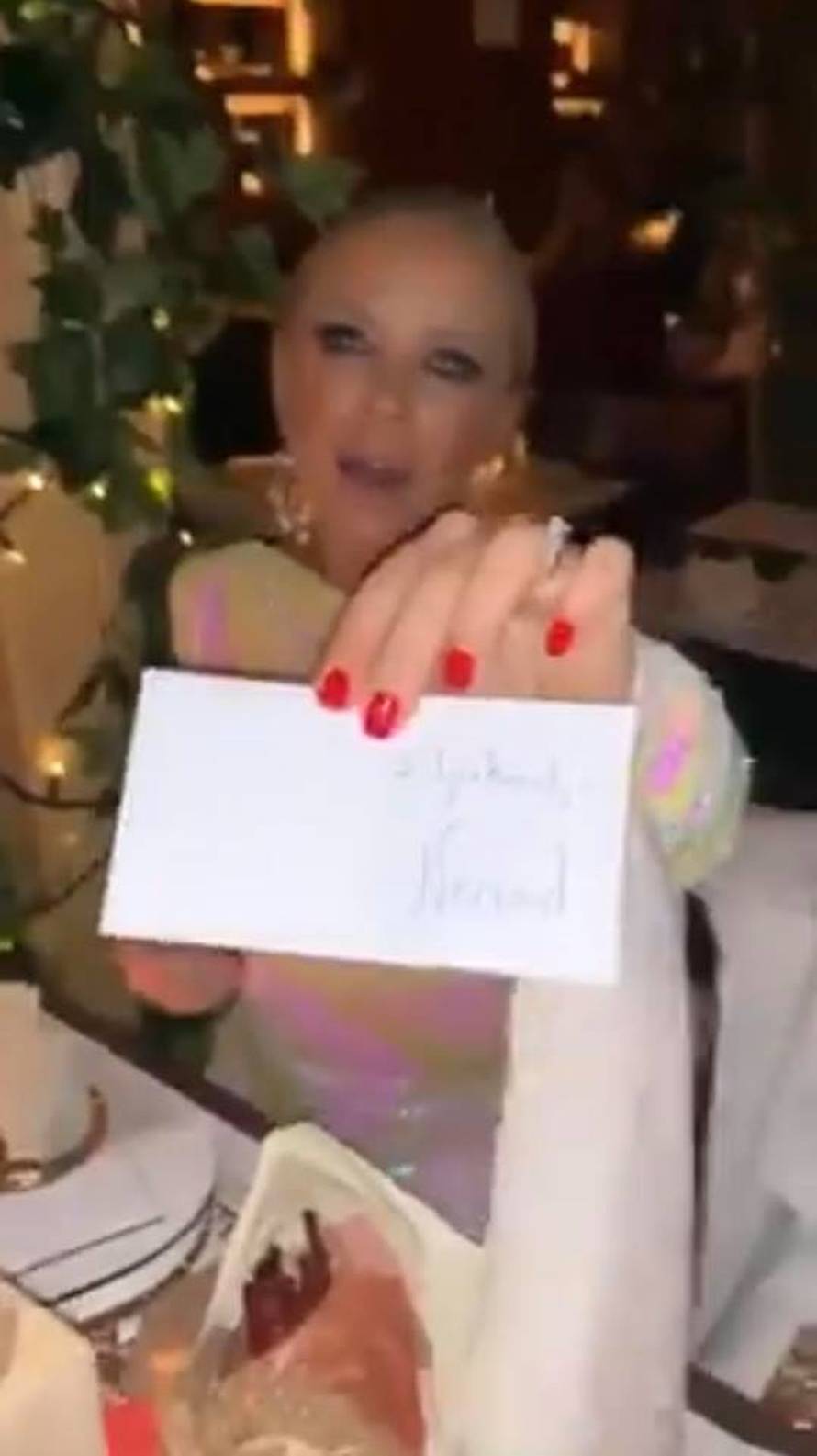 Šuput izletjele grudi: Grubnić ju vrti, a zaručnik šalje cvijeće