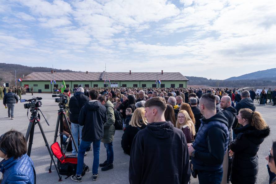 Svečana prisega ročnika na temeljnom vojnom osposobljavanju u Slunju
