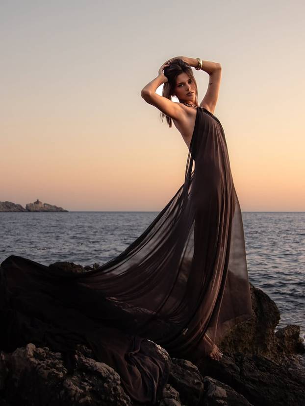 FOTO Noge do poda! Naša Miss Universe ponosno pokazuje svih svojih impresivnih 191 cm visine