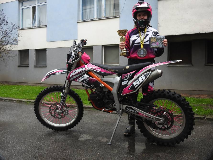 'Jurim na motoru preko potoka i stijena, namjerno se bacam...'