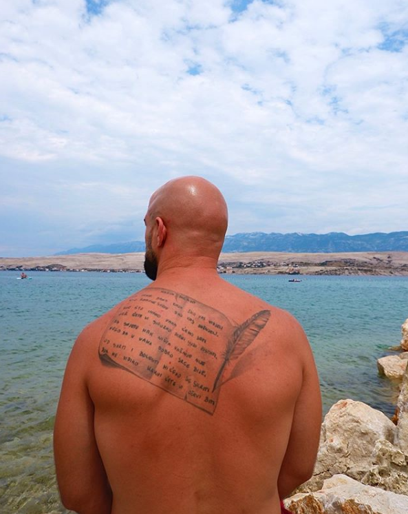 Rasplakao pratitelje: Na leđa je tetovirao pjesmu svoje majke