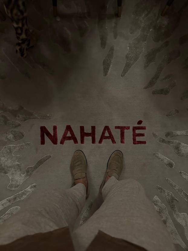 FOTO 'Leopardica' Maja Šuput ni na večeri se ne odvaja od Šiminog nježnog zagrljaja