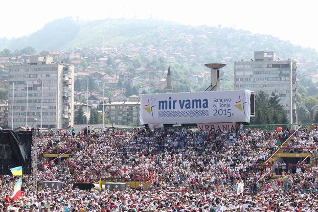 Sarajevo: Hodo?asnici se od ranih jutarnih sati okupljaju kako bi do?ekali papu na stadionu