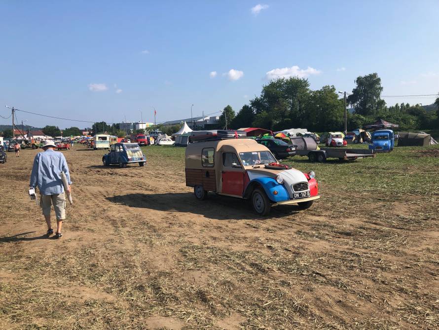 Spačeki okupirali Trg: Ma ovo je naš automobilski Woodstock