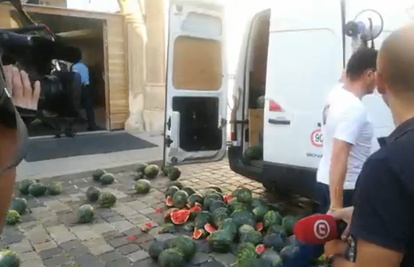 Ministar zdravstva Beroš policajcu pred ulazom u Vladu: ‘Molim vas, uzmite lubenicu‘