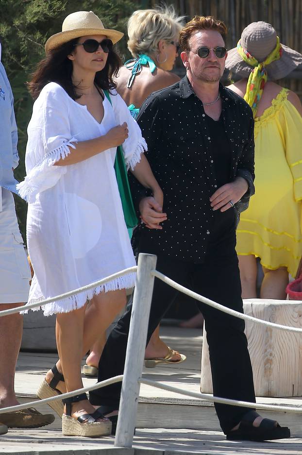 Le chanteur Bono et sa femme Ali Hewson quittent le club 55 à Saint-Tropez