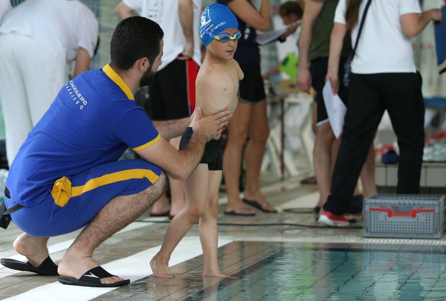 Dječak bez ruku osvojio zlatnu medalju: 'Njemu je bazen sve'