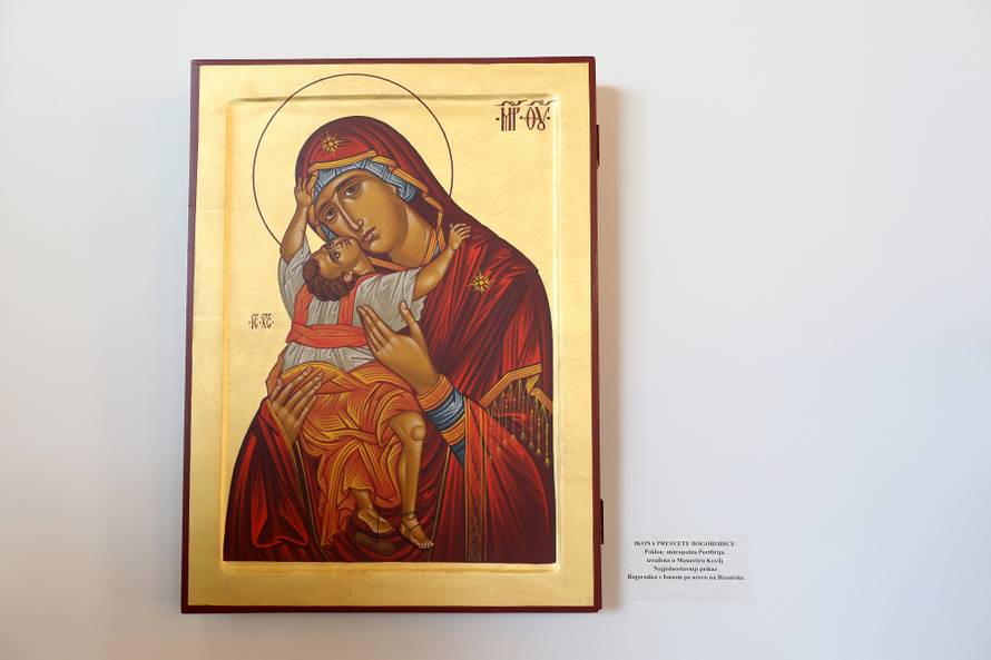 Kolindine zlatne krune: Dobila je i Putinove raskošne rupce...