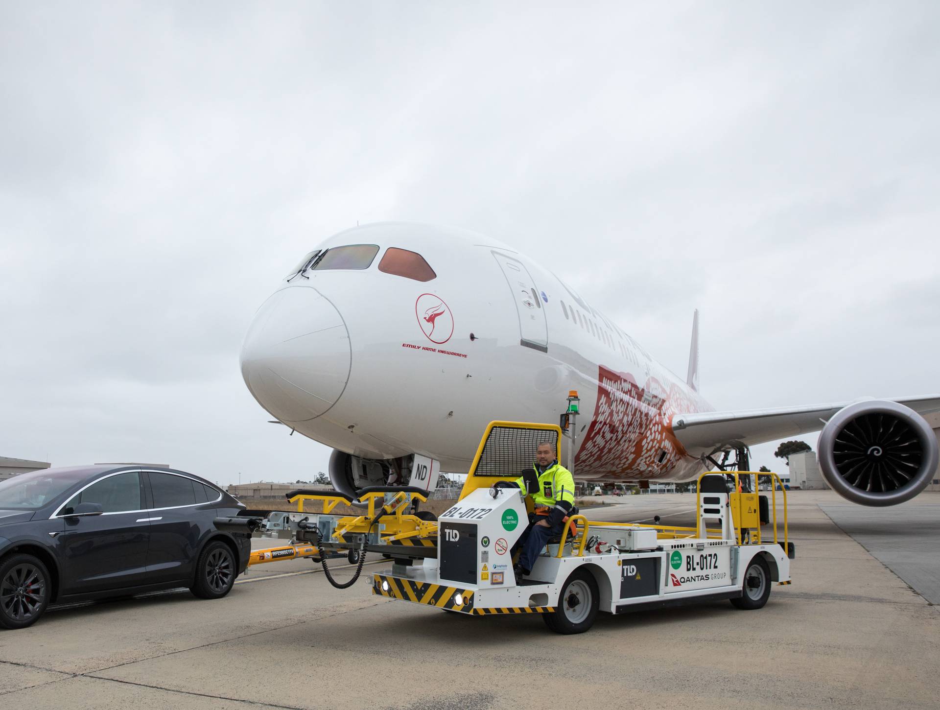 Tesla za Guinnessa: Autom na struju vukli avion od 130 tona