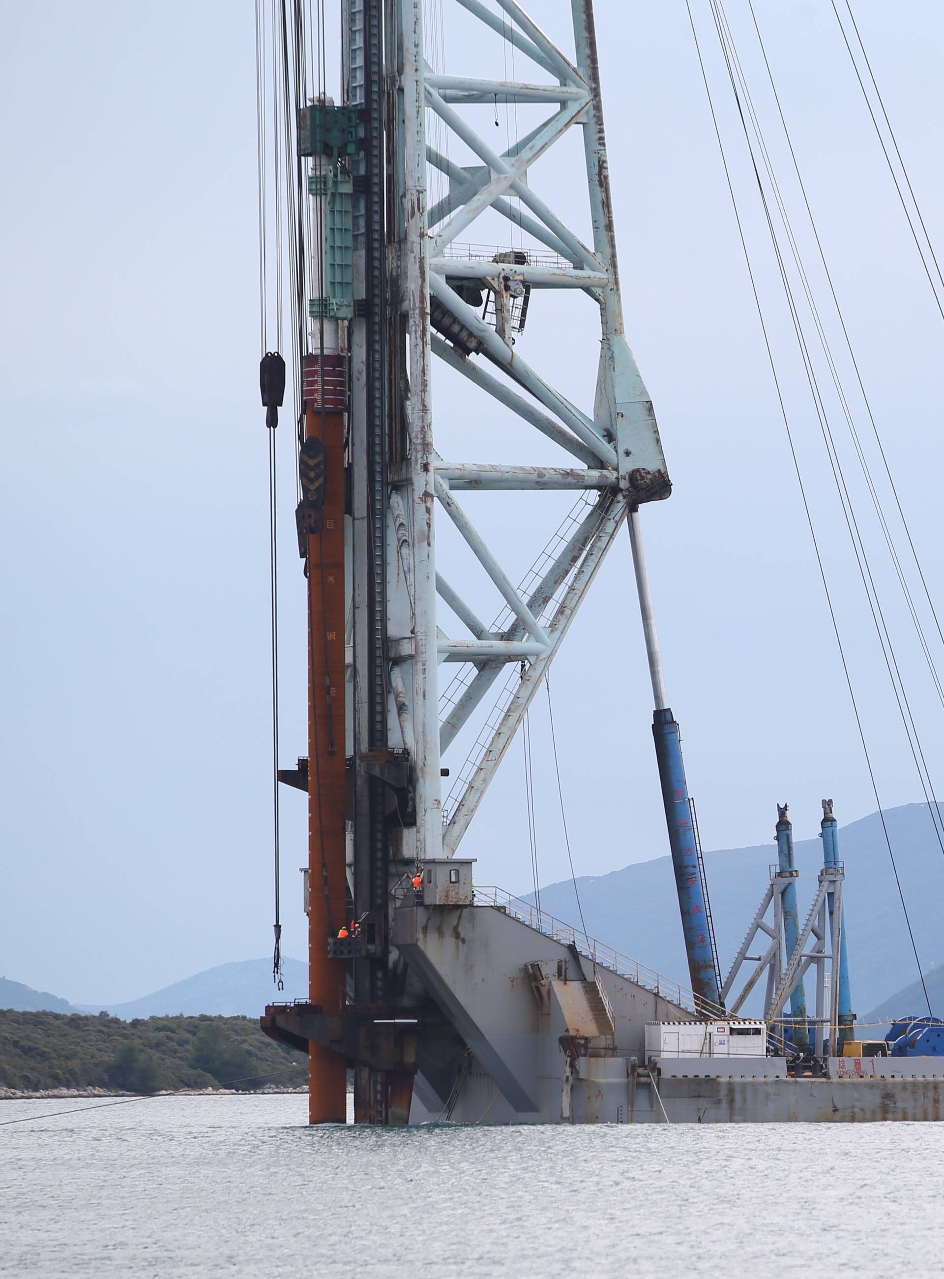 ZapoÄelo postavljanje pilota u mora za podizanje PeljeÅ¡kog mosta