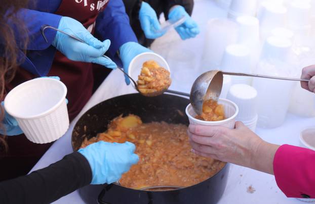 U Splitu građanima podijeljeno pet tisuća porcija bakalara i fritula