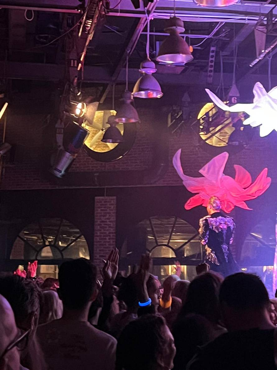 Luka Nižetić zapjevao u Tvornici: 'Dobra večer zaljubljeni narode, 20 godina prođe tako brzo...'