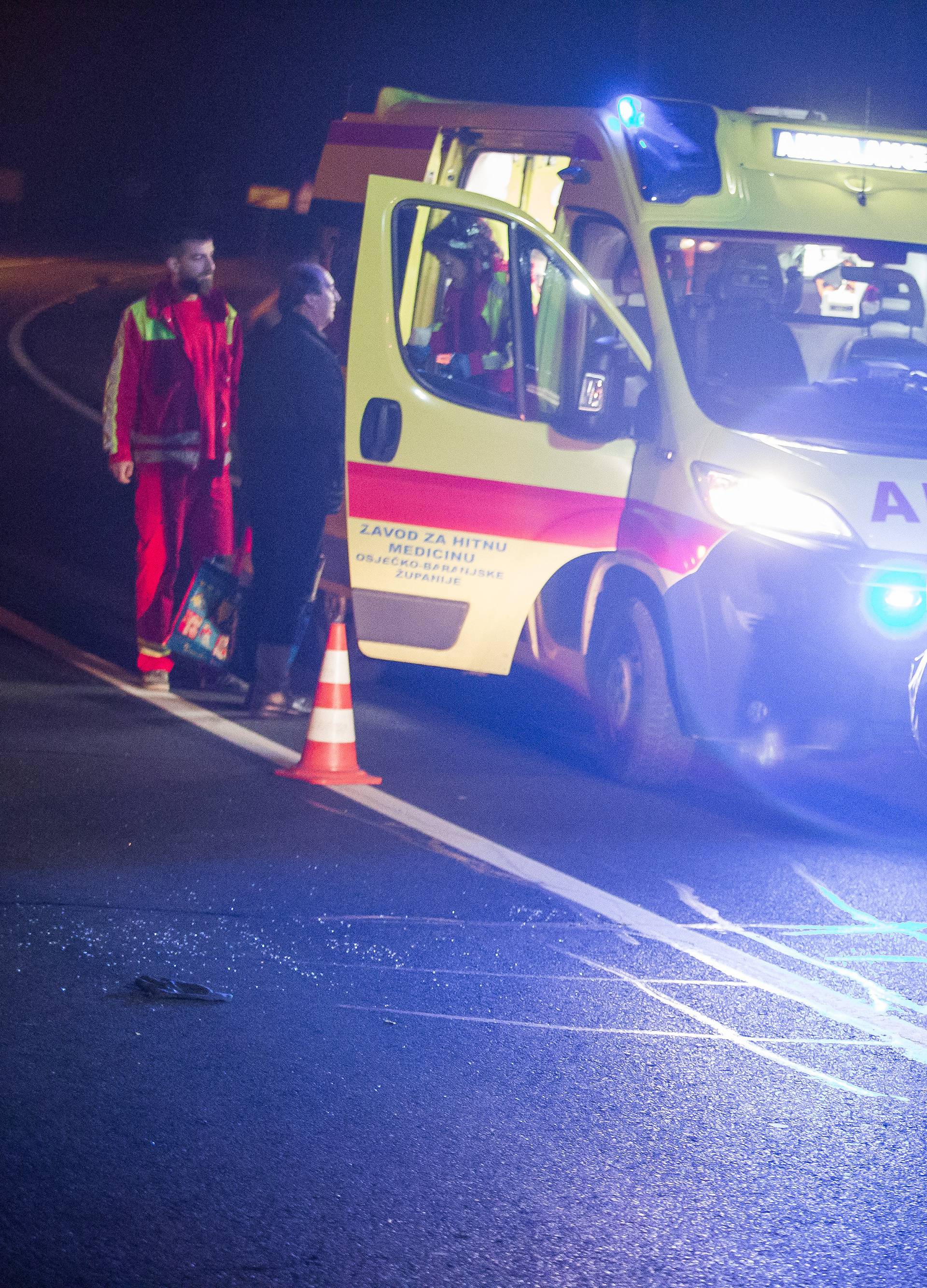 Autobus sa 17 putnika izletio s ceste, jedan čovjek ozlijeđen