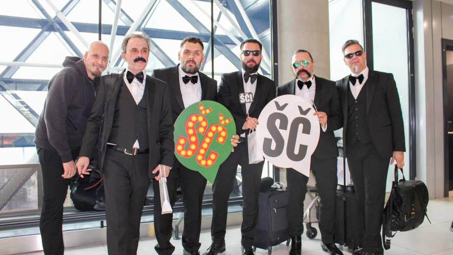 FOTO Letovci sletjeli u Hrvatsku pa pozirali u Mama ŠČ! avionu