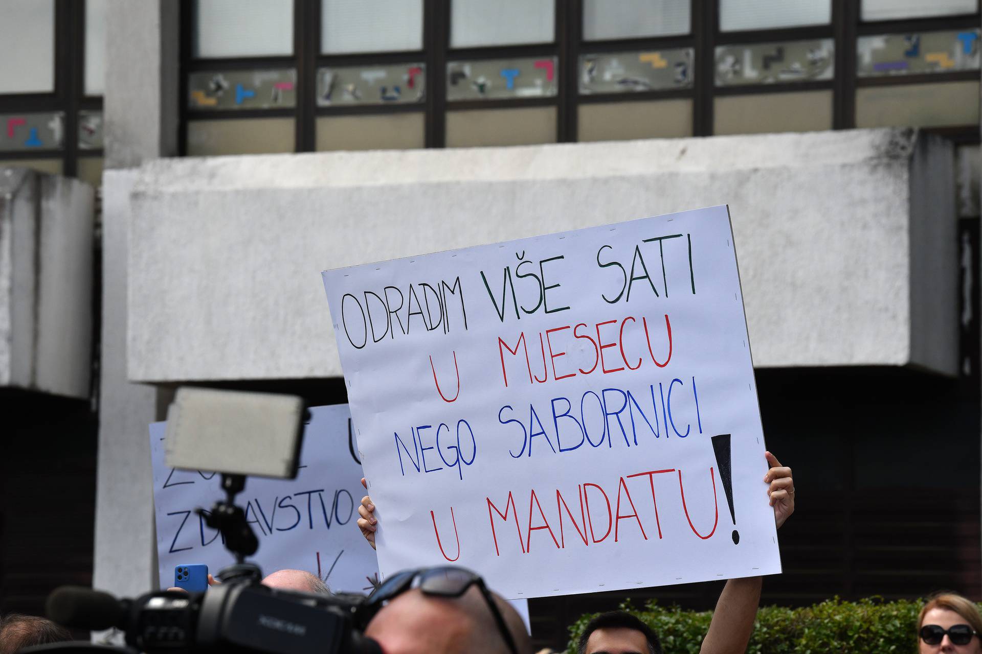 Zagreb: Inicijativa mladih liječnika Hrvatske organizirala prosvjed ispred Ministarstva zdravstva