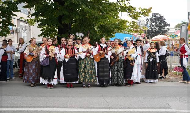 Dječje vinkovačke jeseni: Spoj folklora i slavonskih pjesama