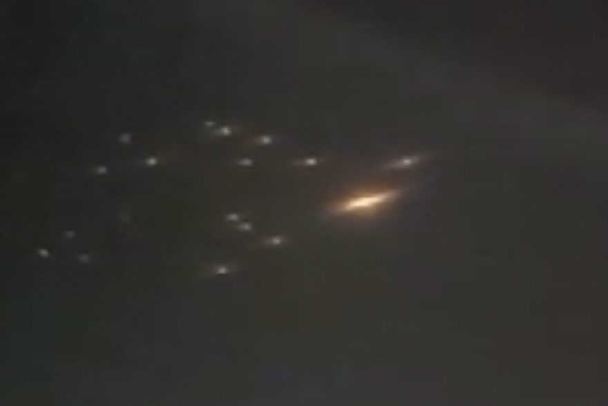 Rakete s kasetnim bojevim glavama putuju nebom iznad Tel Aviva