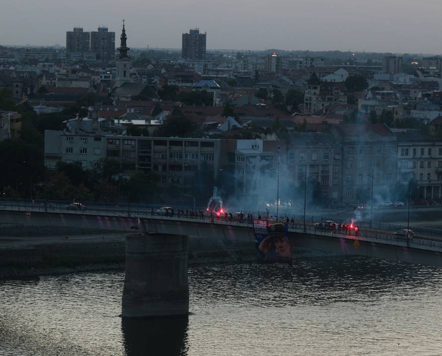 Novi Sad: Grupa građana okupila se na Varadinskom mostu kako bi odala počast  ratnom zločincu  Ratku Mladiću