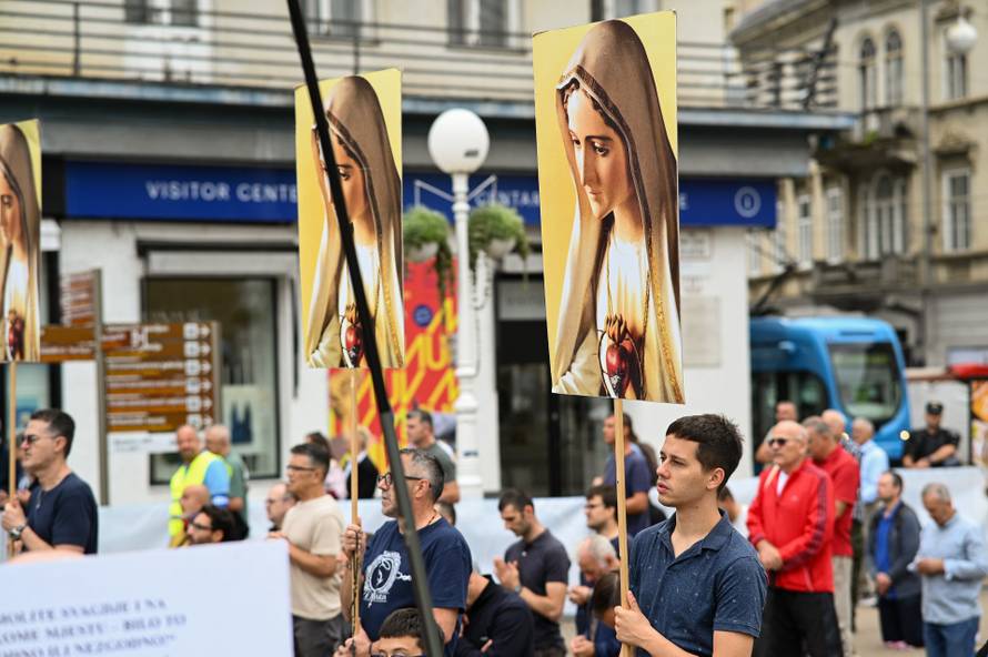 Zagreb: Muška molitva krunice na Trgu bana Josipa Jelačića