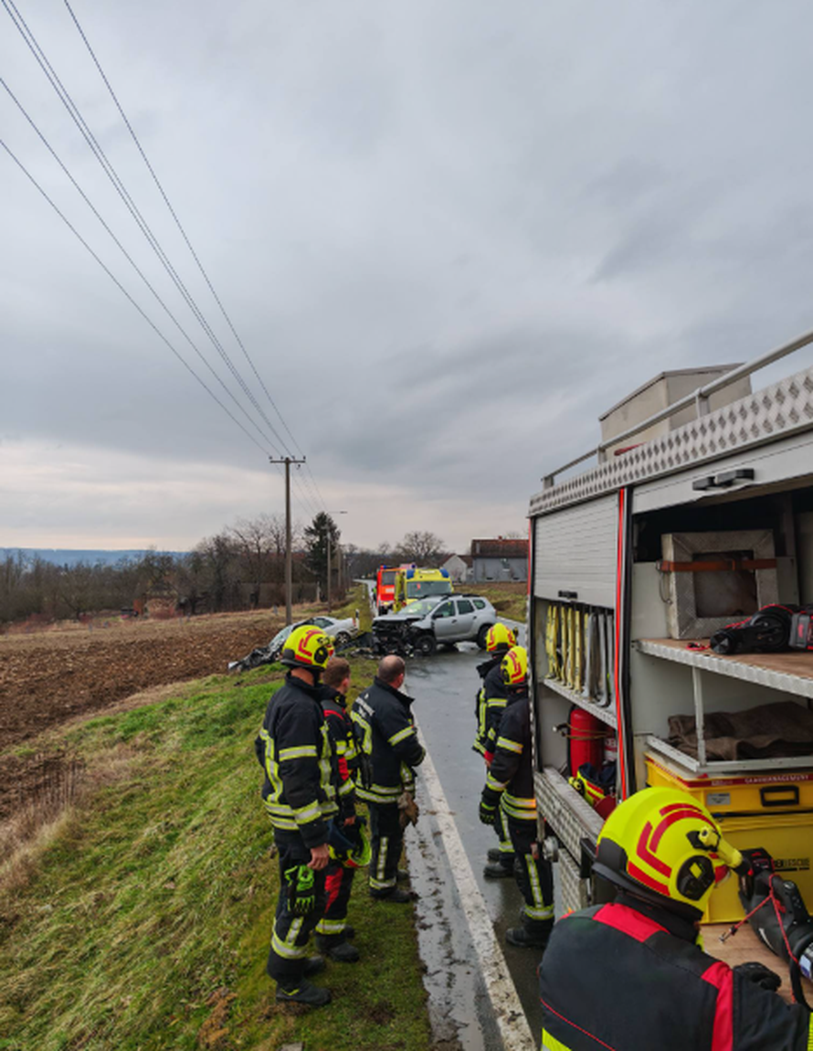 FOTO Teška frontalka kod Pakraca: Dvoje u bolnici