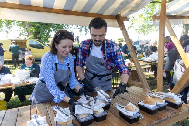 Osijek. Podjela graha na lijevoj obali Drave na Praznik rada