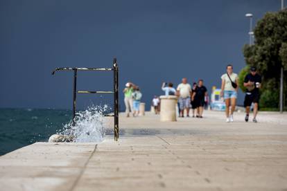 FOTO Kad Boris ugasi svjetlo:  Ovo je Zadar u podne. Čini se kao da je večer. Turisti u šoku