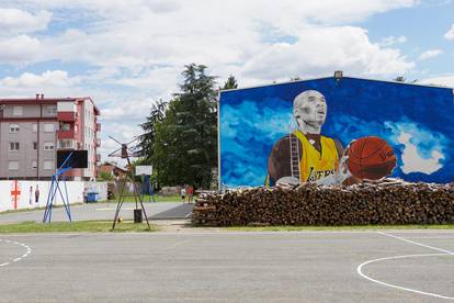 Bosanska Gradiška: Divovski mural Kobea Bryanta uz košarkaško igralište osnovne škole