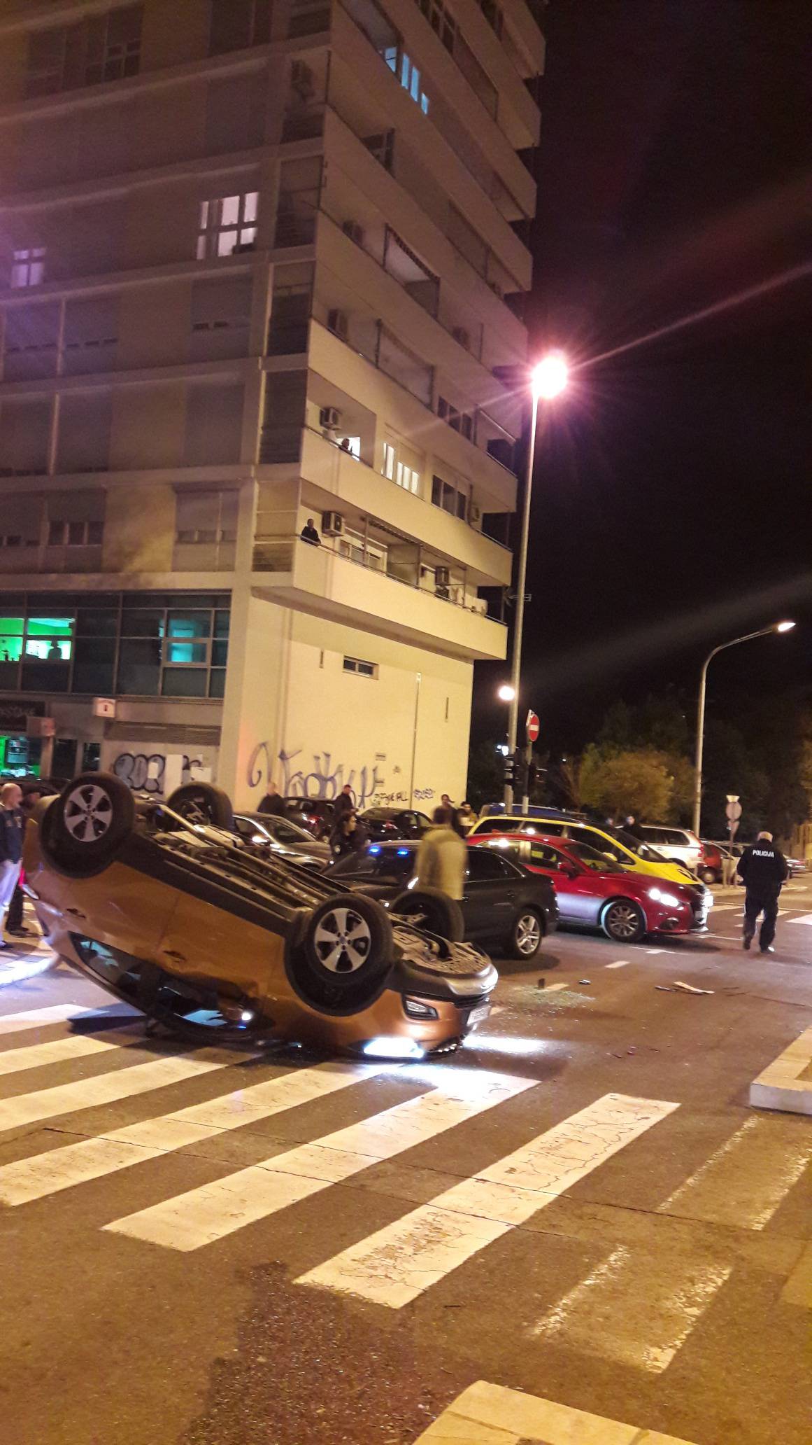 Nakon sudara Opel završio na krovu, vozačica auta u bolnici