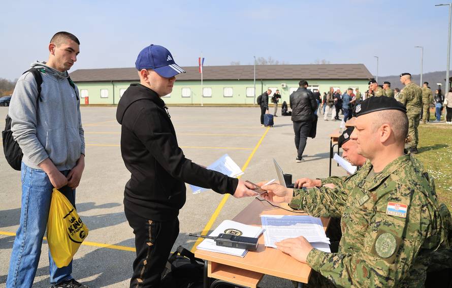 Ministar Anušić i general Kundid na prvom danu TVO-a na Slunju
