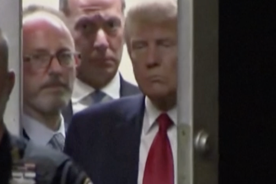 Sudski službenici pustili da se vrata zatvore Trumpu pred nosom