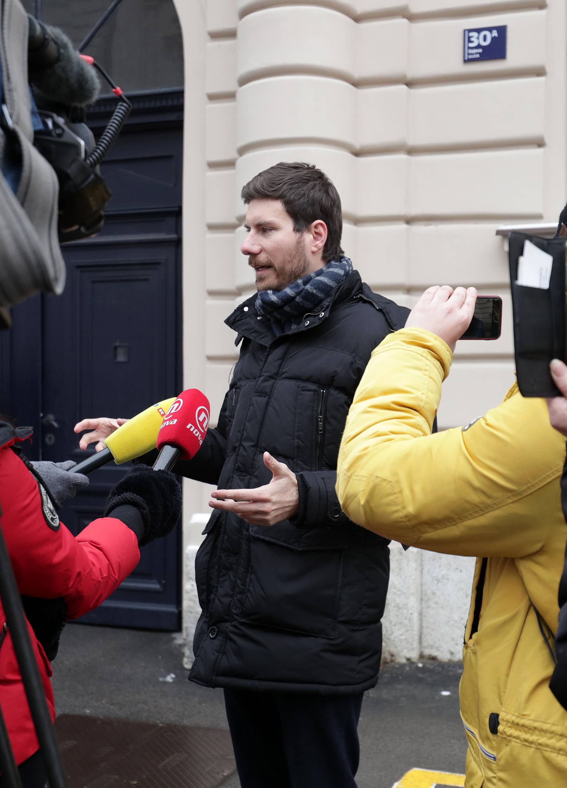 Zagreb: Saborski zastupnik Ivan Pernar odrÅ¾ao konferenciju za medije ispred zgrade DORH-a