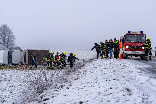 Otočac: Vatrogasci izvukli osobu koja je teretnim vozilom sletjela s ceste