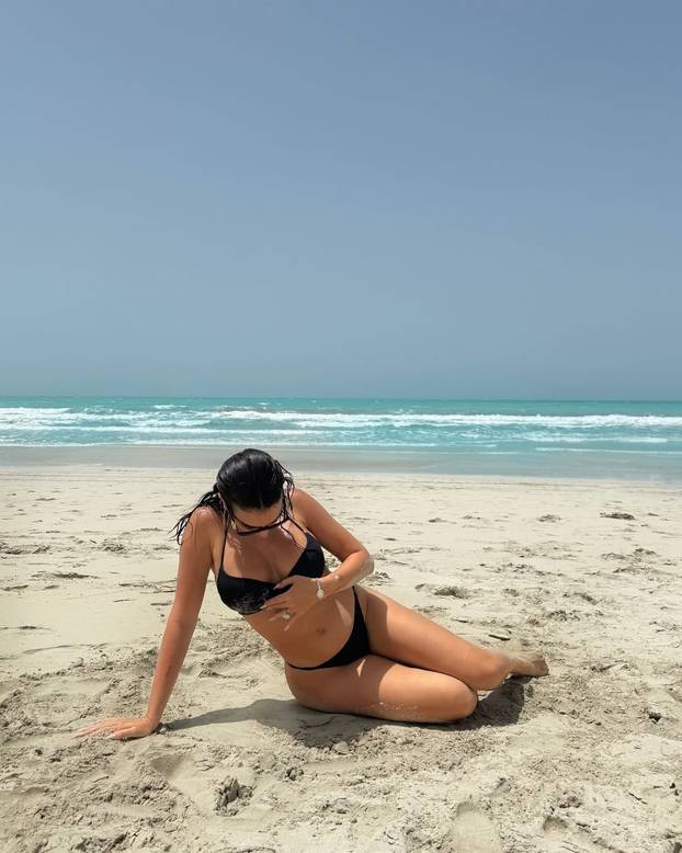 FOTO Jao, Georgina! Obukla je kratku minicu pa otkrila previše