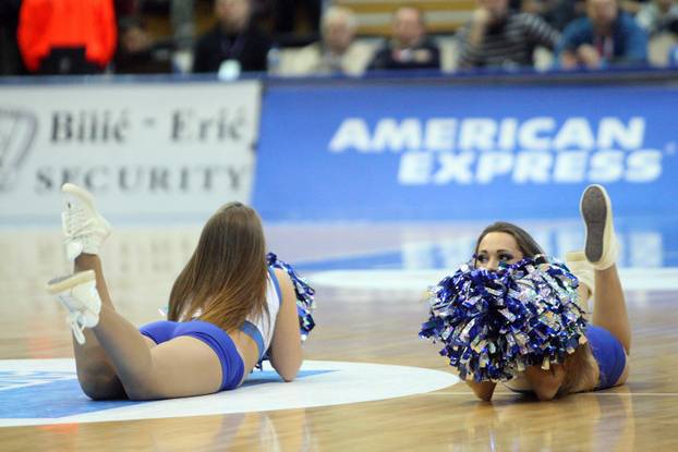Zagreb: Cibonete zabavljale navija?e na utakmici Cibona - Zadar