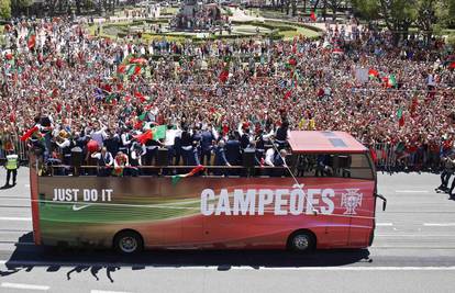 Prvaci Europe stigli u Lisabon: CR i ekipa paradiraju trofejom!