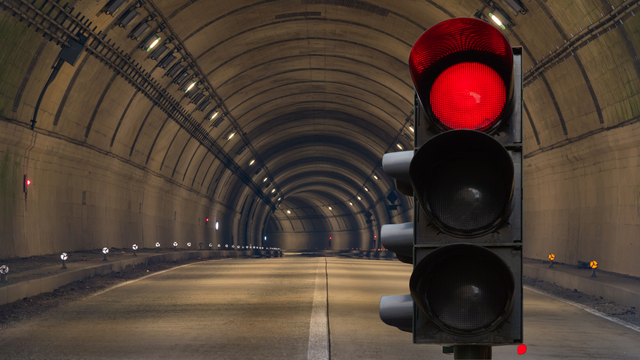 Izignorirao 63 crvena svjetla u tunelu: Prošao 17 kilometara pa shvatio da je tunel zatvoren