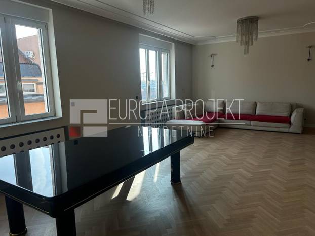 FOTO Zlatna tuš kabina, telefon kraj WC-a! Ovaj stan iznajmljuju na Trgu u Zagrebu. I cijena je hit