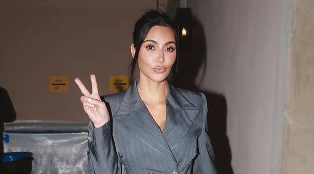 FOTO Kakva kombinacija, Kim! Poslovno sprijeda, a od iza - tanga koja viri. Pogledajte je!