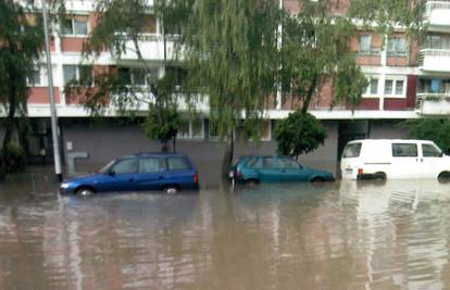 Jaka tuča na Borongaju, vjetar srušio stabla, poplavljene ulice