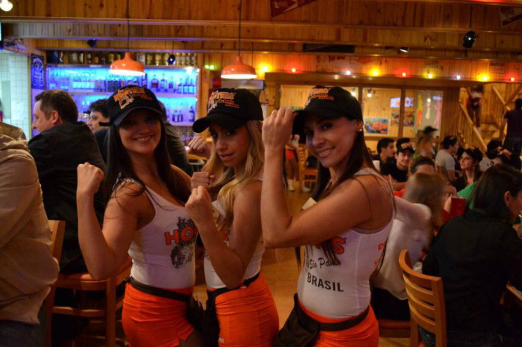 http://www.facebook.com/hootersbrasil