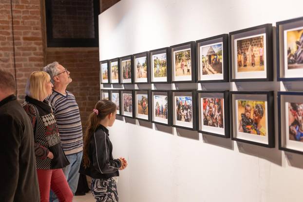 Osijek: Svečano otvorenje izložbe fotografija fotoreporterke Pixsella Emice Elveđi "Srce za Afriku"