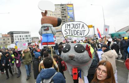 Studenti preplavili ulice. Masa prosvjeduje u Kragujevcu. Vučić dijeli sendviče svojim biračima