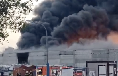 VIDEO Pogledajte buktinju koja je 'progutala' pogon Eko-flora: Požar gasi oko 150 vatrogasaca