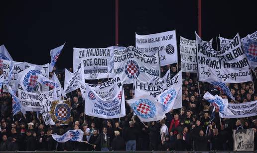 Navijači Hajduka: 'Prodajem apaurine, povoljno'. 'Napokon bez stresa'. 'Hodak je novi Srna'
