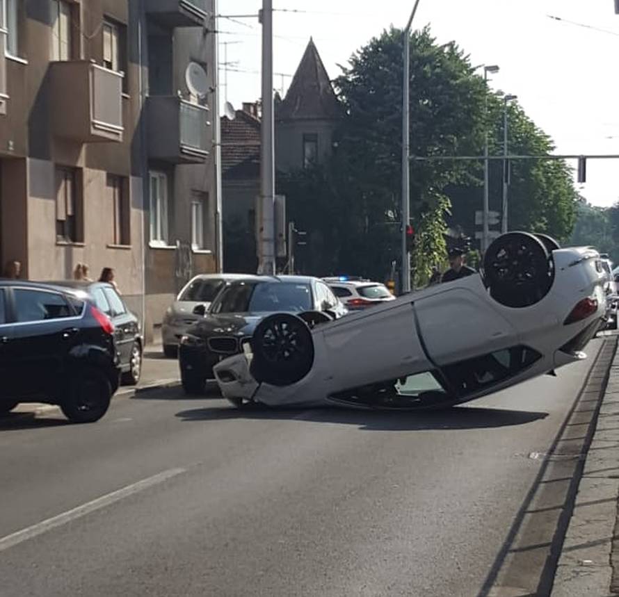 Sudarila se tri auta u Zagrebu:  Jedan od njih završio na krovu